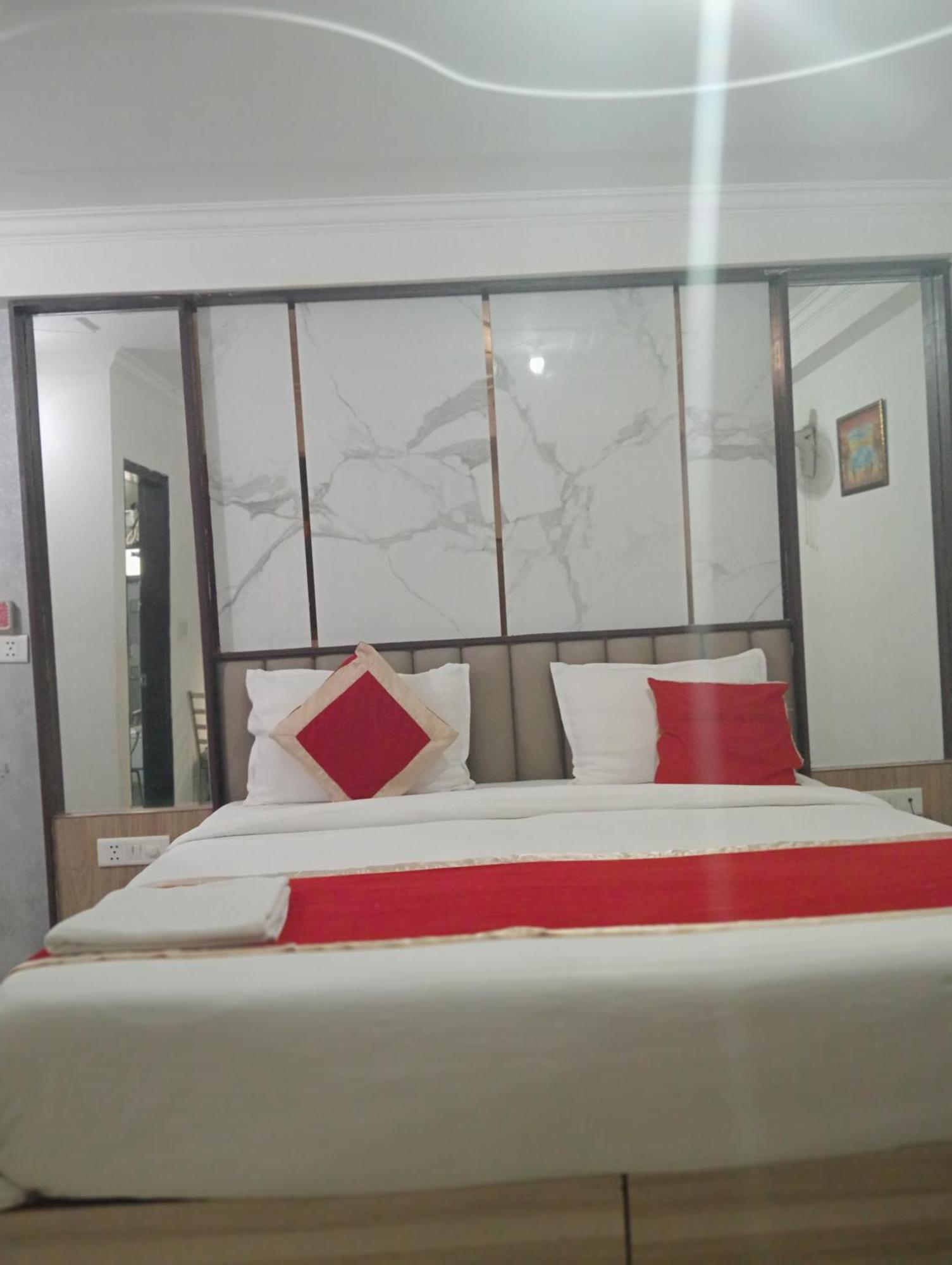Hotel Clink New Delhi Airport מראה חיצוני תמונה